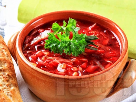 Класическа супа борш с червено цвекло (глава и листа), моркови, картофи и грах - снимка на рецептата